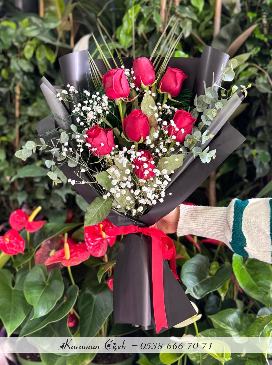Asil Tutku: Siyah Ambalajlı Kırmızı Gül Buketi