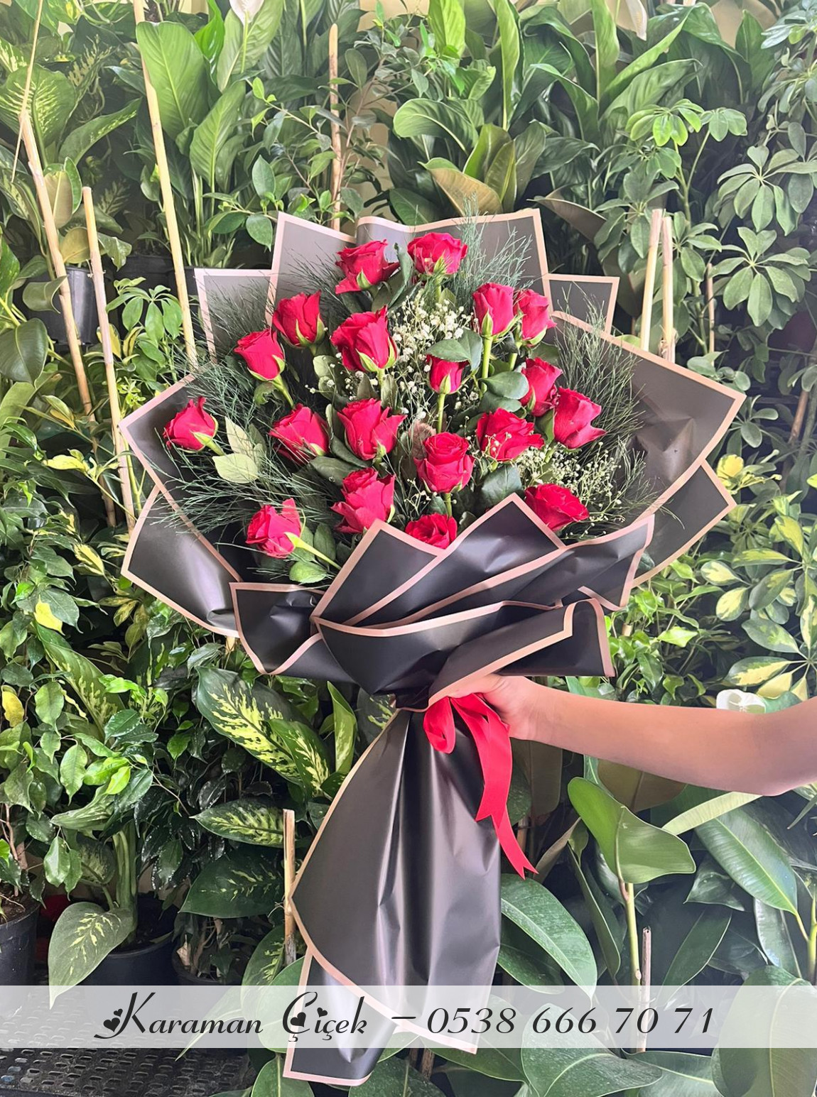 Lüks Tutku: Gold Şeritli Siyah Gül Buketi