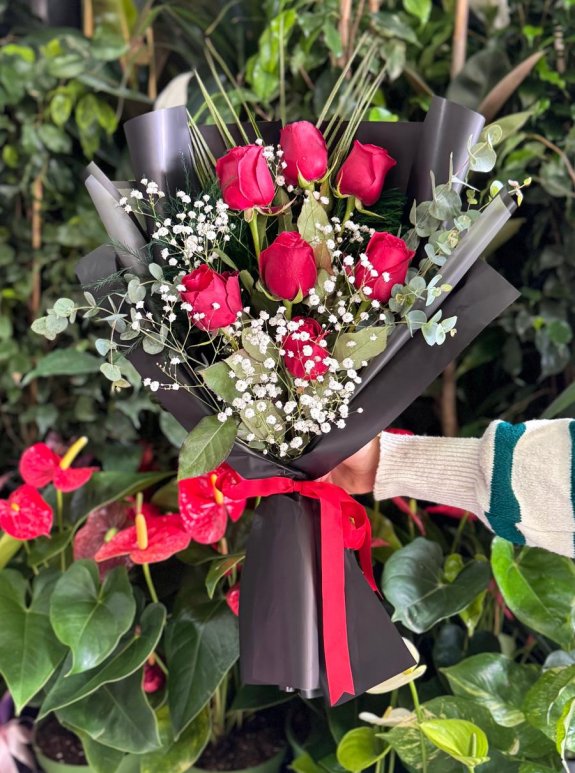 Asil Tutku: Siyah Ambalajlı Kırmızı Gül Buketi