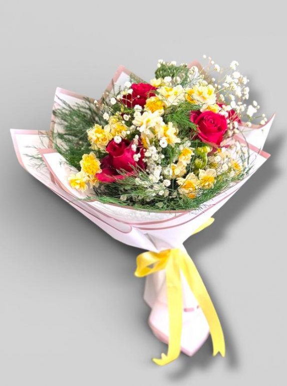 Bahar Enerjisi: Kırmızı Gül Ve Sarı Nergis Buketi