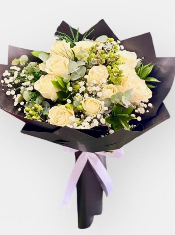 Gece Ve Işık: Siyah Ambalajlı Beyaz Gül Buketi