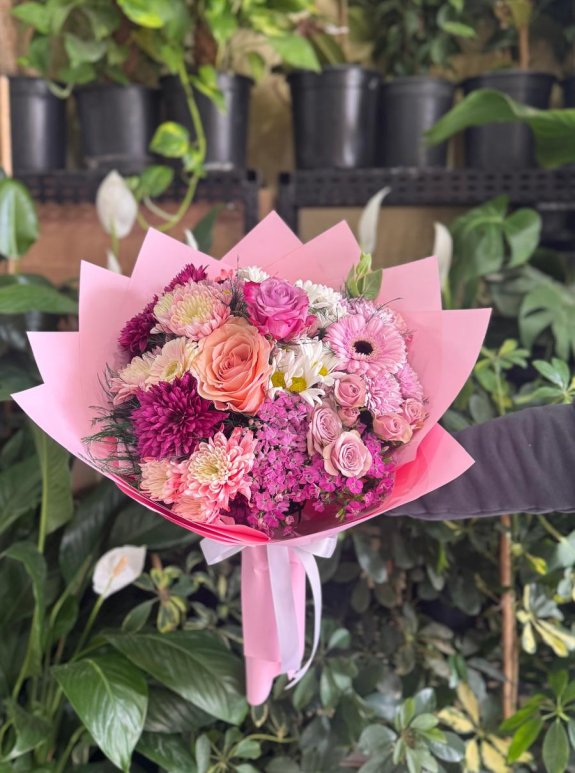Pembe Rüyalar: Karışık Gül Ve Krizantem Buketi
