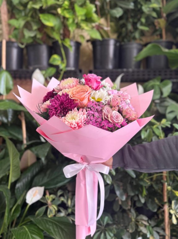 Pembe Rüyalar: Karışık Gül Ve Krizantem Buketi