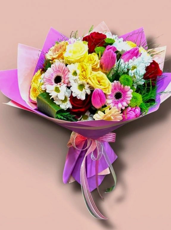 Renklerin Dansı: Karışık Gül Ve Gerbera Buketi