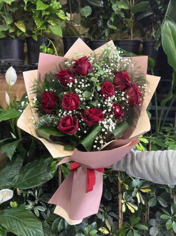 Romantik Esinti: Kırmızı Gül Ve Cipso Buketi