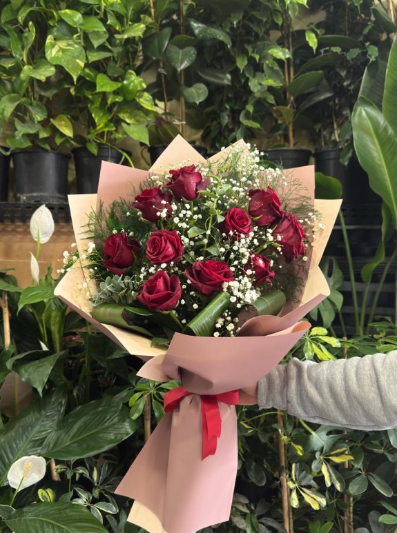 Romantik Esinti: Kırmızı Gül Ve Cipso Buketi