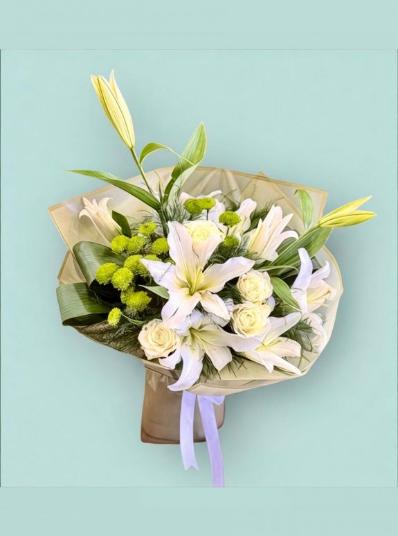 Saf Zarafet: Beyaz Lilyum Ve Gül Buketi