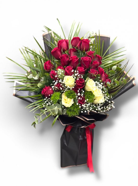 Zıtlıkların Uyumu: Kırmızı Ve Beyaz Gül Buketi